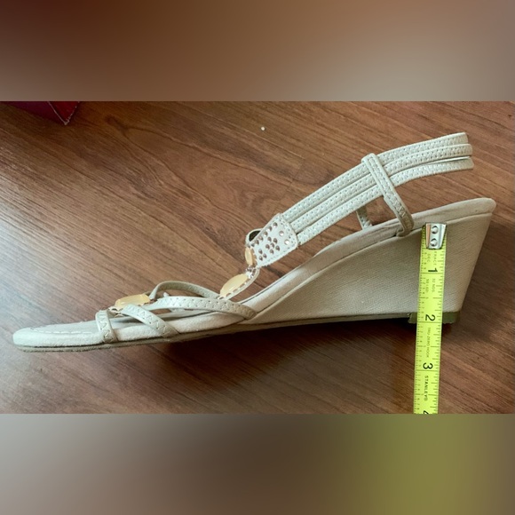 NEW YORK TRANSIT Women’s Suede Wedge Sandals Cream Size 9.5M - Picture 7 of 7